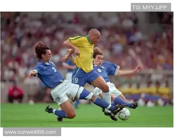 全球足球巨星齐聚一堂各国现役球员的巅峰对决与荣耀时刻 全球足球巨星齐聚一堂各国现役球员的巅峰对决与荣耀时刻